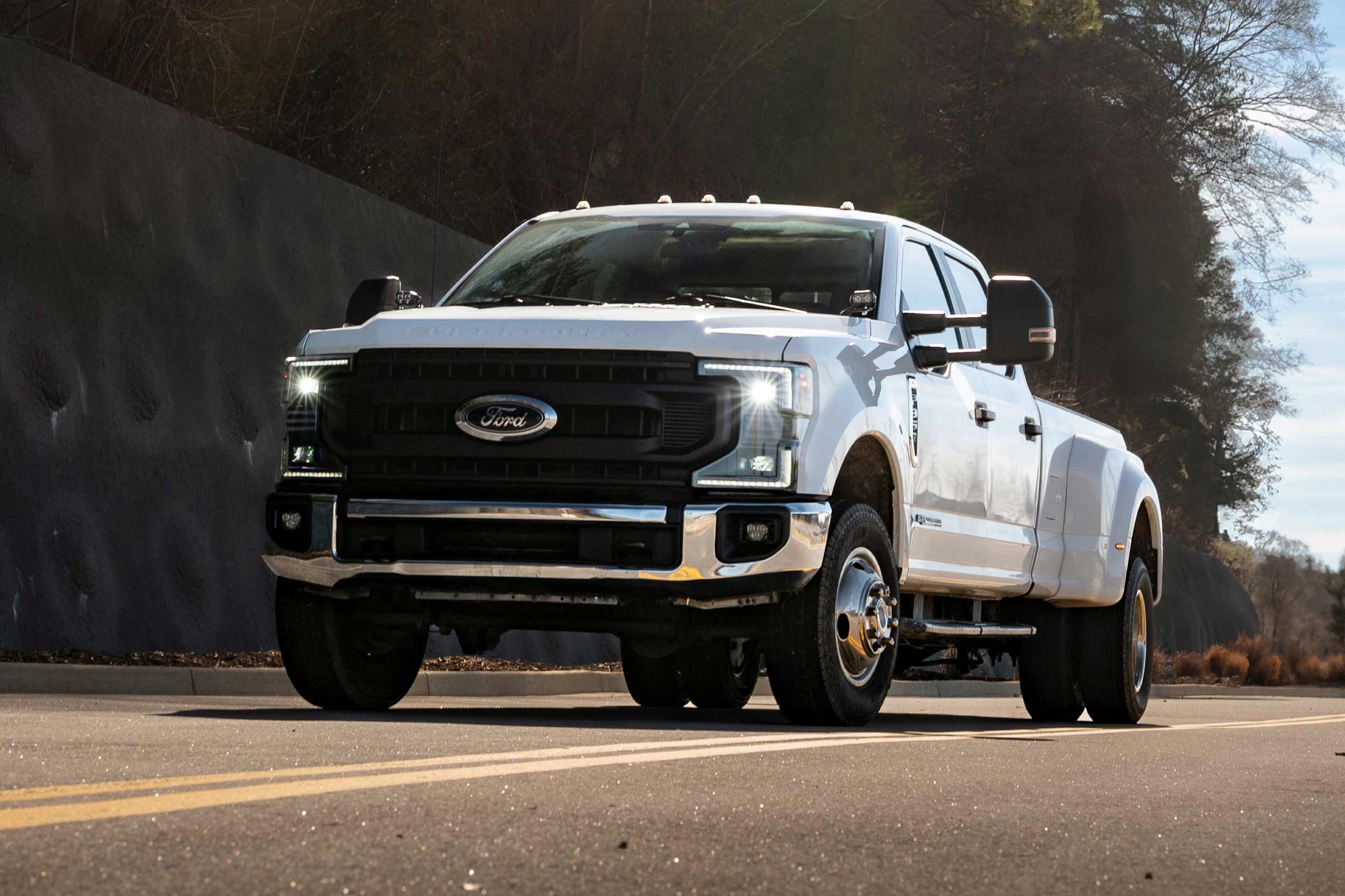 Ford Super Duty (20-22) XB Hybrid LED Headlights Hover